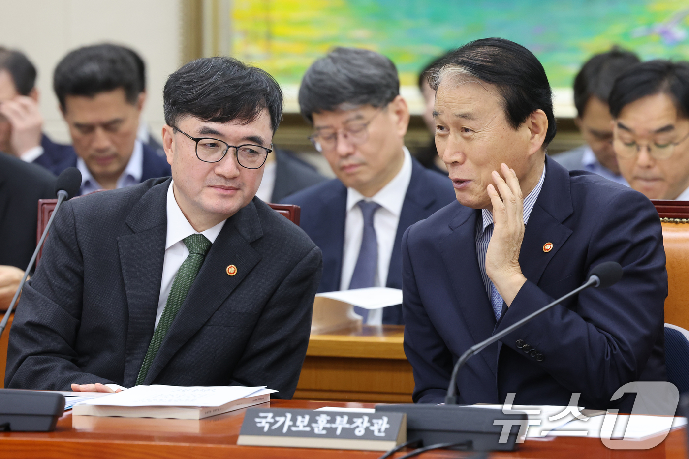 (서울=뉴스1) 황기선 기자 = 권오을 국가보훈부 장관과 임기근 국무조정실장이 24일 오후 서울 여의도 국회에서 열린 정무위원회 전체회의에서 대화를 나누고 있다.  2026.8.2 …