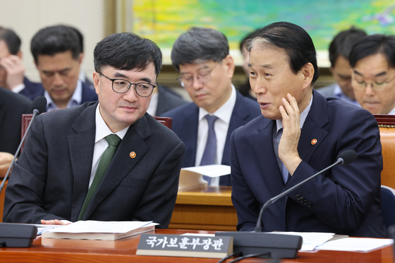 대화 나누는 권오을·임기근