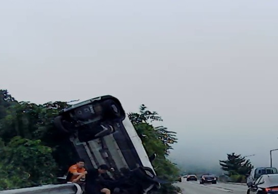 교육 참석차 이동 중 '전복사고' 목격한 소방관, 20대 운전자 구조