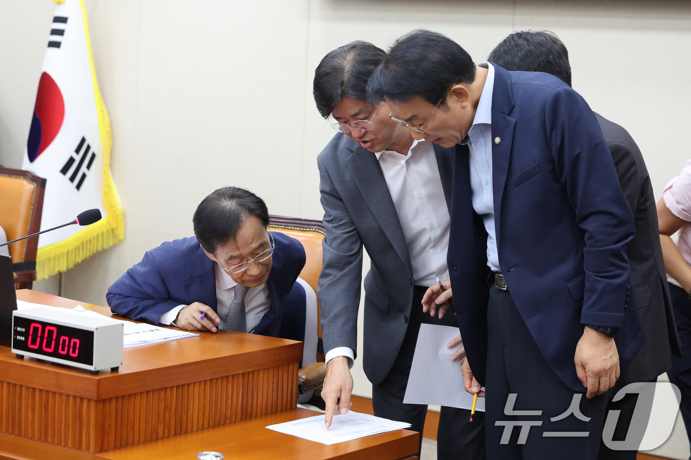 (서울=뉴스1) 황기선 기자 = 유동수 정무위원장이 24일 오후 서울 여의도 국회에서 열린 정무위원회 전체회의에서 박상혁 더불어민주당 간사, 서일준 국민의힘 간사와 대화를 나누고 …