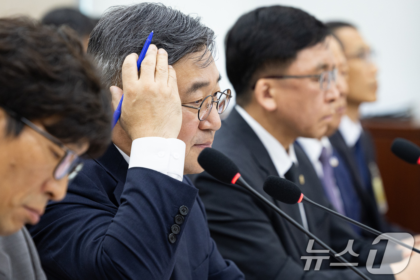 (서울=뉴스1) 유승관 기자 = 윤호중 행정안전부 장관이 24일 서울 여의도 국회에서 열린 제438회 국회(임시회) 행정안전위원회 제1차 전체회의에 출석해 의원 질의를 듣고 있다. …