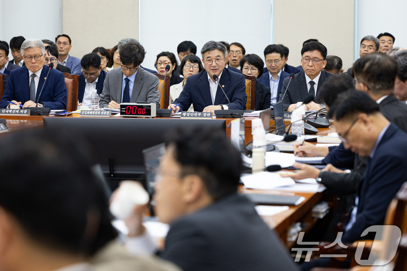(서울=뉴스1) 유승관 기자 = 윤호중 행정안전부 장관이 24일 서울 여의도 국회에서 열린 제438회 국회(임시회) 행정안전위원회 제1차 전체회의에 출석해 의원 질의에 답하고 있다 …