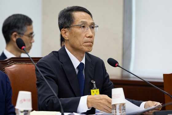 굳은 표정으로 의원 질의 듣는 유재성 경찰청장 직무대행