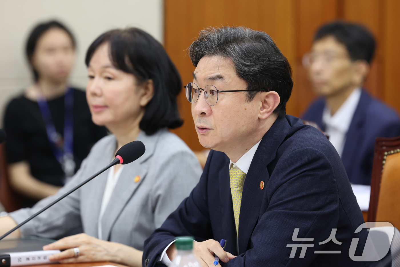 (서울=뉴스1) 황기선 기자 = 이억원 금융위원장이 24일 오후 서울 여의도 국회에서 열린 정무위원회 전체회의에서 의원 질의에 답하고 있다.  2026.8.24/뉴스1