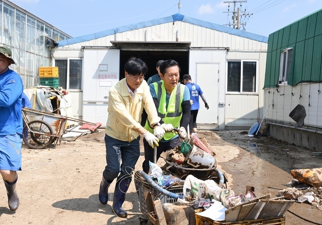정청래 전 민주당 대표, 거제 수해복구 현장 찾아 구슬땀