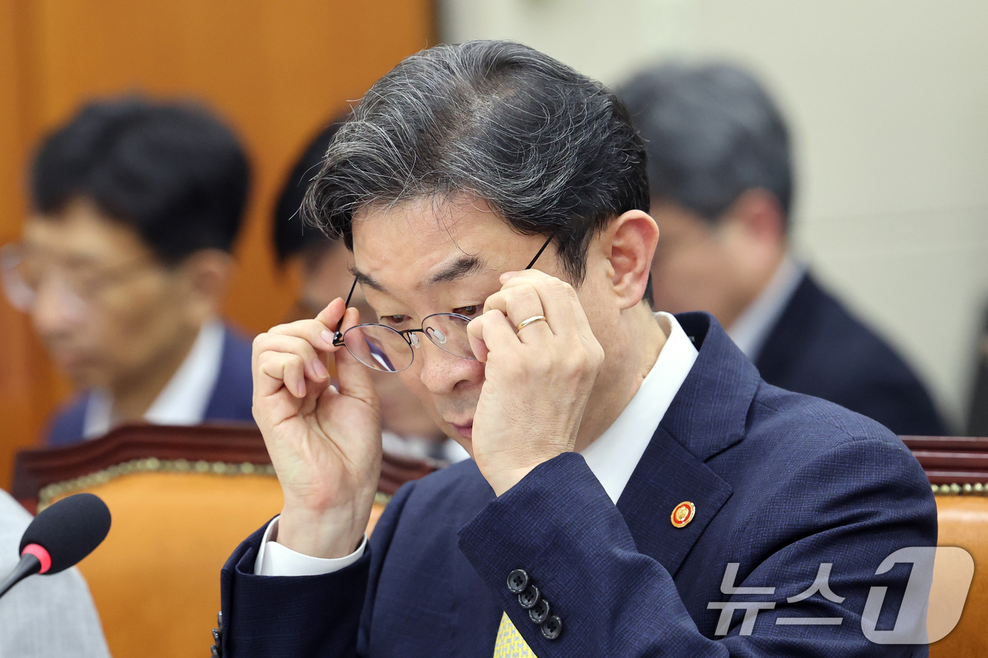 (서울=뉴스1) 황기선 기자 = 이억원 금융위원장이 24일 오후 서울 여의도 국회에서 열린 정무위원회 전체회의에서 안경을 고쳐쓰고 있다.  2026.8.24/뉴스1