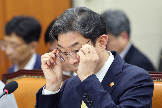 안경 고쳐쓰는 이억원 금융위원장