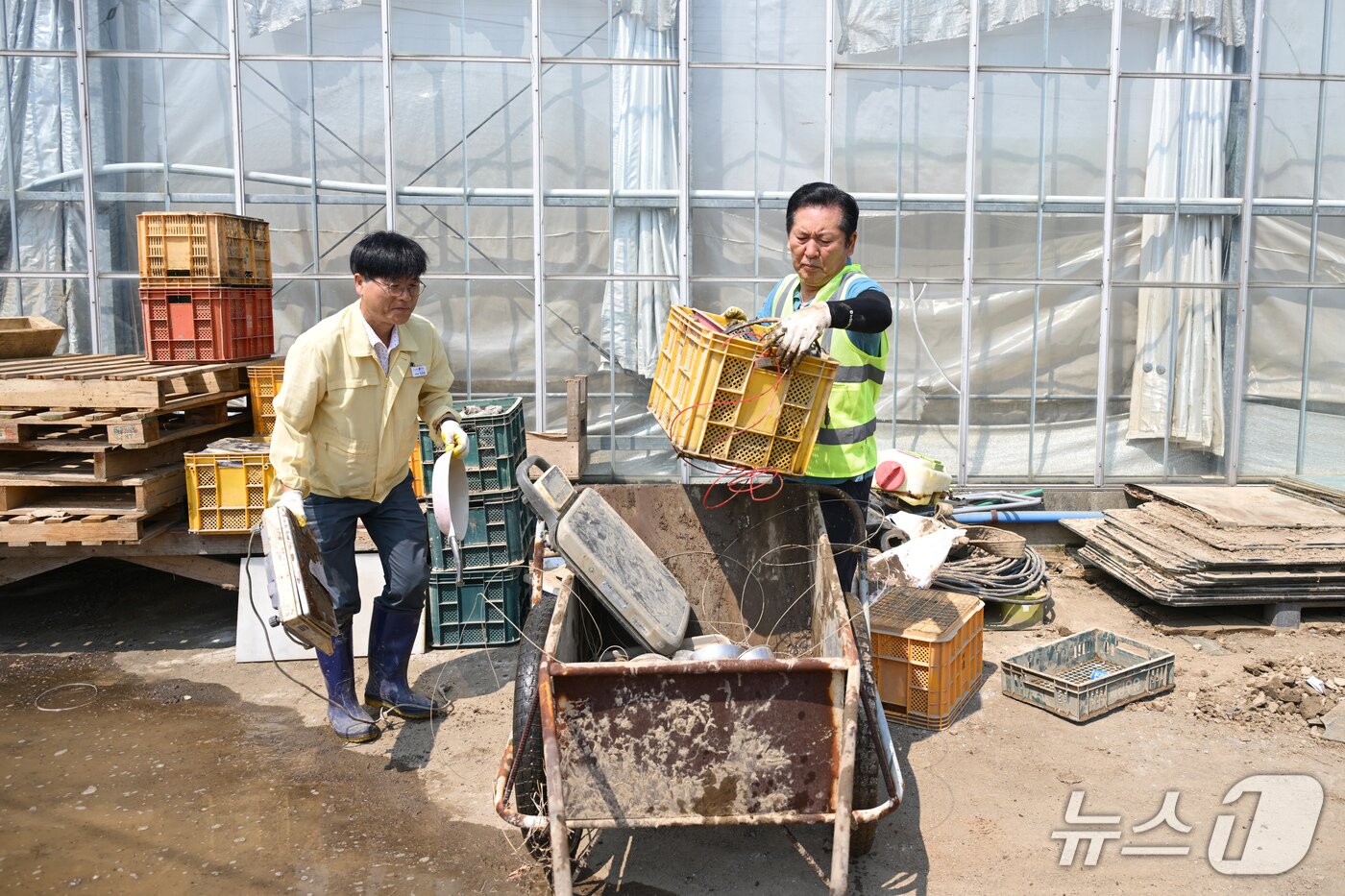 본문 이미지 - 24일 경남 거제시 거제면 수해 현장에서 정청래 전 더불어민주당 대표가 수해 복구 작업을 하고 있다.(독자 제공. 재판매 및 DB금지)