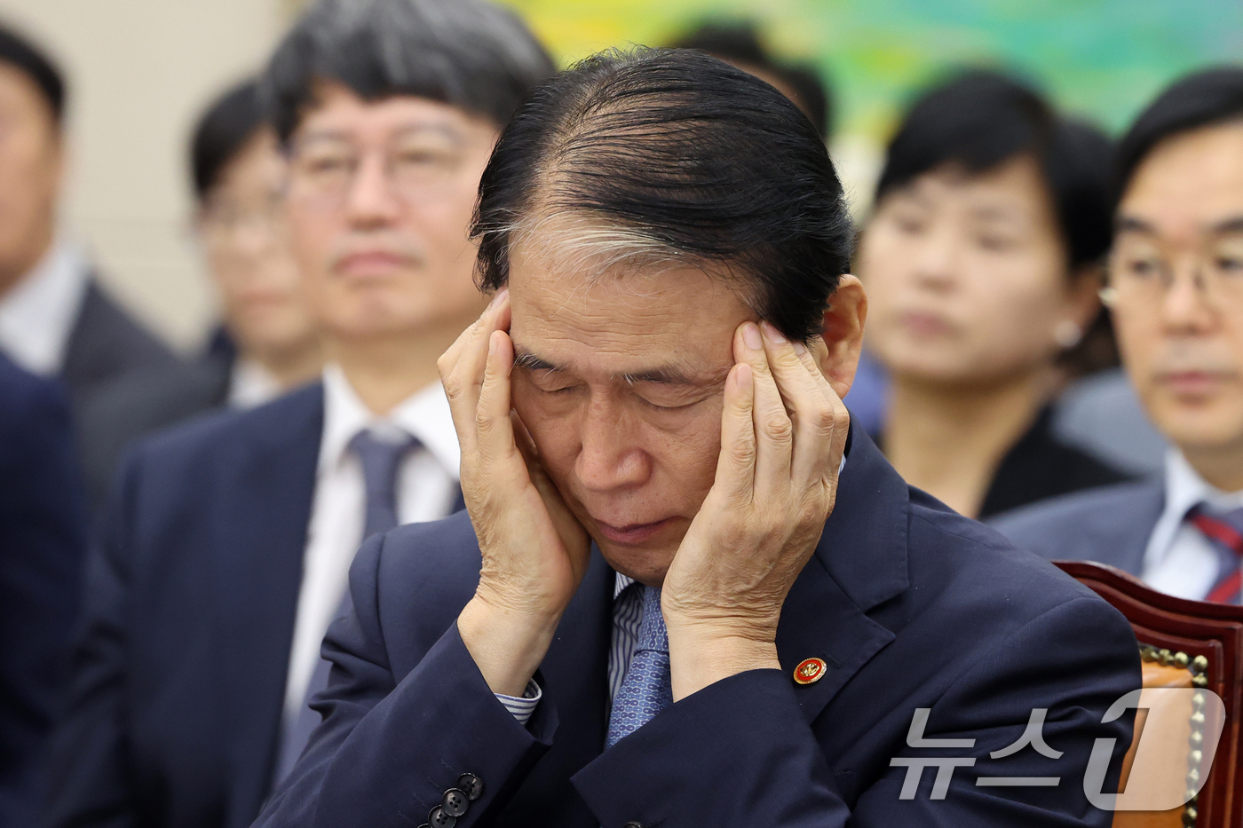 (서울=뉴스1) 황기선 기자 = 권오을 국가보훈부 장관이 24일 오후 서울 여의도 국회에서 열린 정무위원회 전체회의에서 머리를 만지고 있다.  2026.8.24/뉴스1