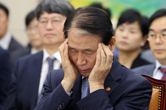 머리 만지는 권오을 장관
