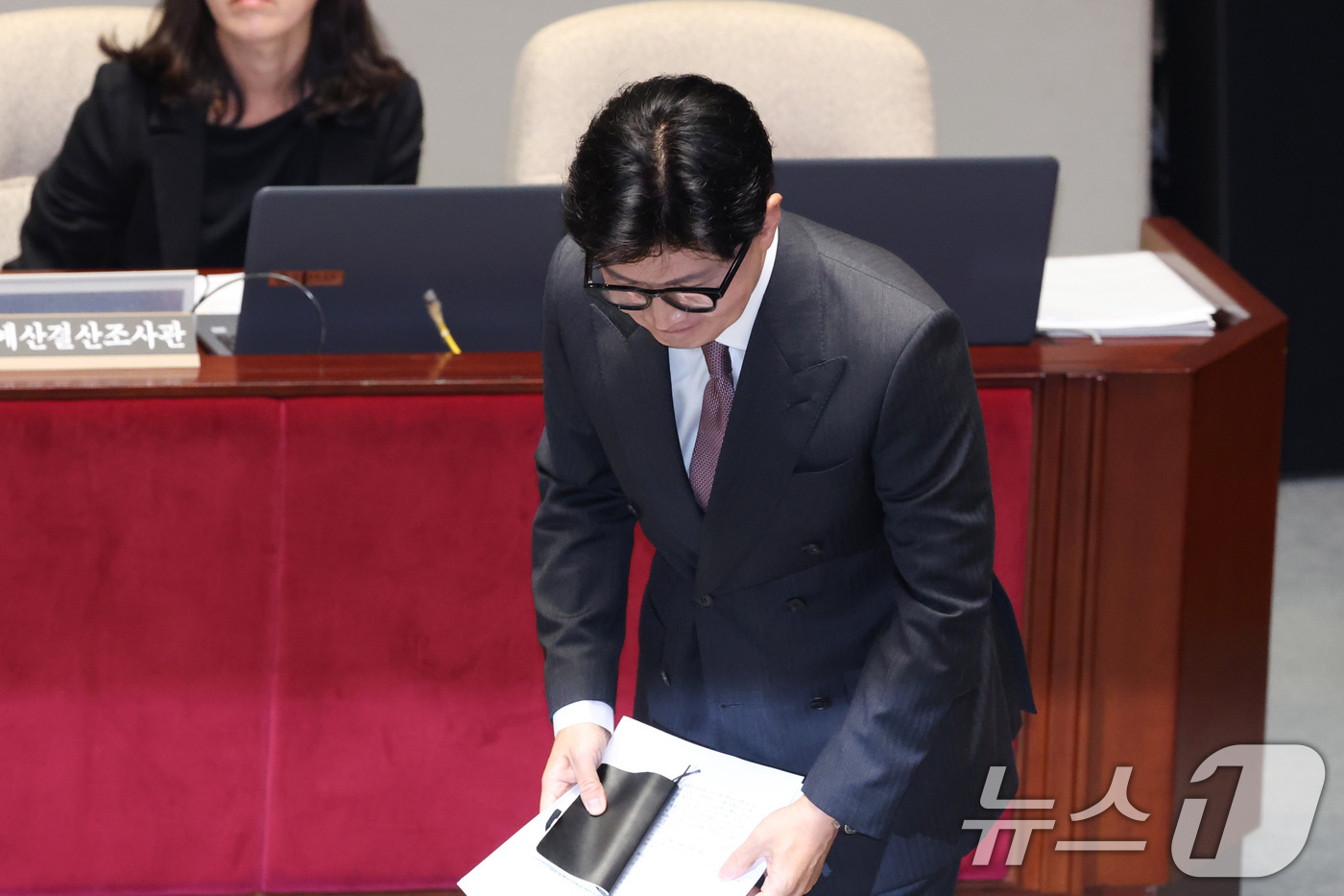 (서울=뉴스1) 신웅수 기자 = 한동훈 무소속 의원이 24일 서울 여의도 국회에서 열린 예산결산특별위원회 전체회의에서 질의에 앞서 인사하고 있다. 2026.8.24/뉴스1