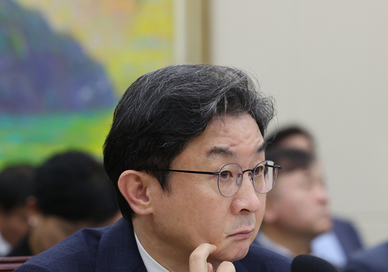 얼굴 만지는 이억원 금융위원장