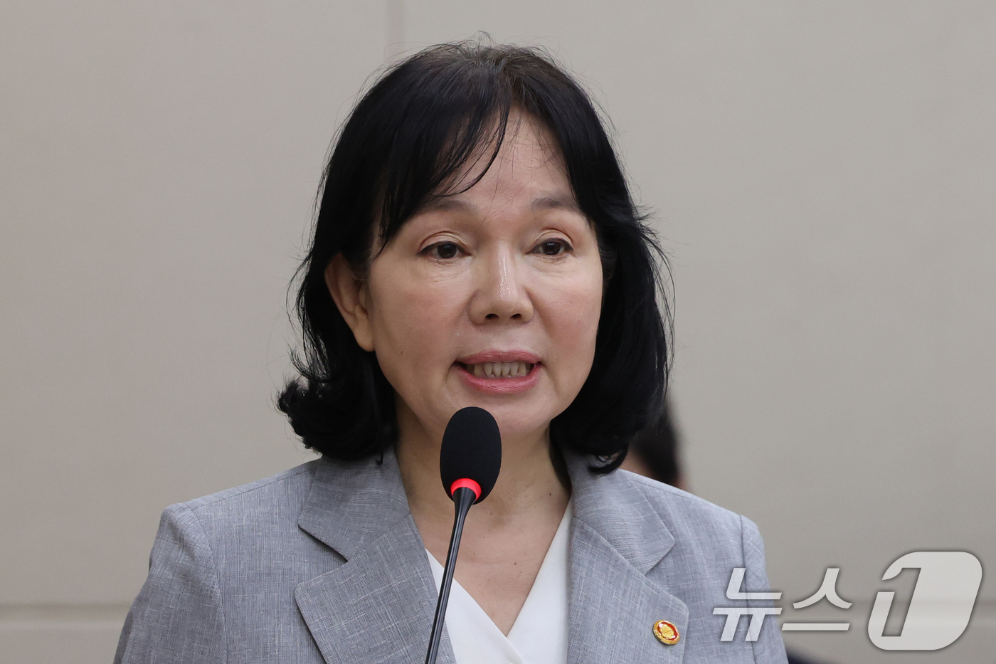 (서울=뉴스1) 황기선 기자 = 송경희 개인정보보호위원장이 24일 오후 서울 여의도 국회에서 열린 정무위원회 전체회의에서 2025회계연도 결산 제안설명을 하고 있다.  2026.8 …