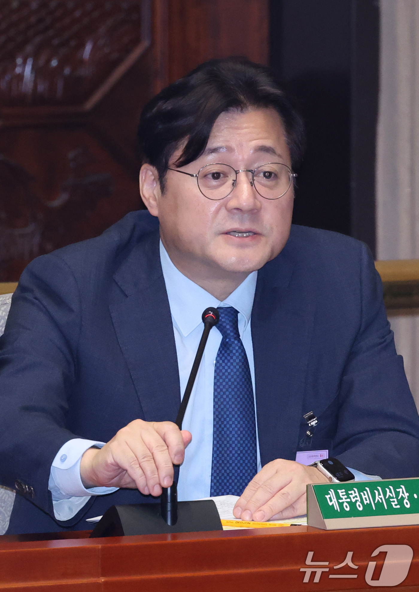 (서울=뉴스1) 신웅수 기자 = 홍익표 청와대 정무수석이 24일 서울 여의도 국회에서 열린 예산결산특별위원회 전체회의에서 의원 질의에 답변하고 있다. 2026.8.24/뉴스1