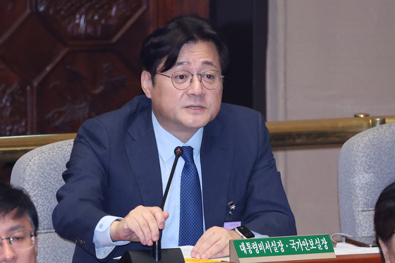 의원 질의 답변하는 홍익표 정무수석