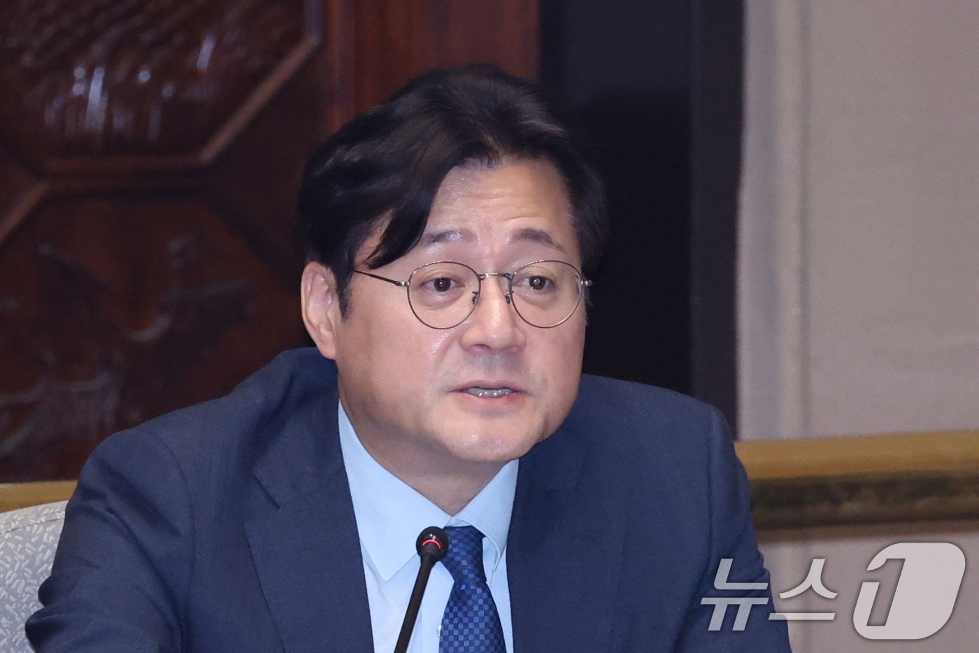 (서울=뉴스1) 신웅수 기자 = 홍익표 청와대 정무수석이 24일 서울 여의도 국회에서 열린 예산결산특별위원회 전체회의에서 의원 질의에 답변하고 있다. 2026.8.24/뉴스1