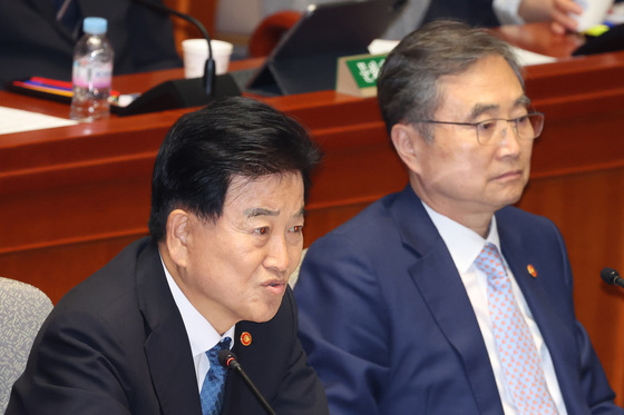 예결위 답변하는 정동영 장관