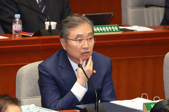 의원 질의 답변하는 조현 외교부 장관
