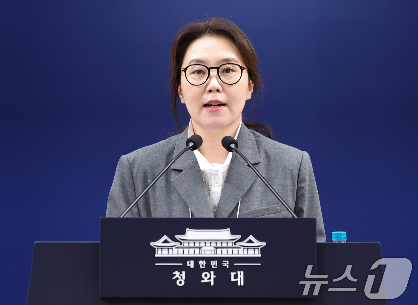 (서울=뉴스1) 허경 기자 = 강유정 대변인이 24일 청와대 춘추관에서 특별감찰관 지명 관련 브리핑을 하고 있다. 2026.8.24/뉴스1