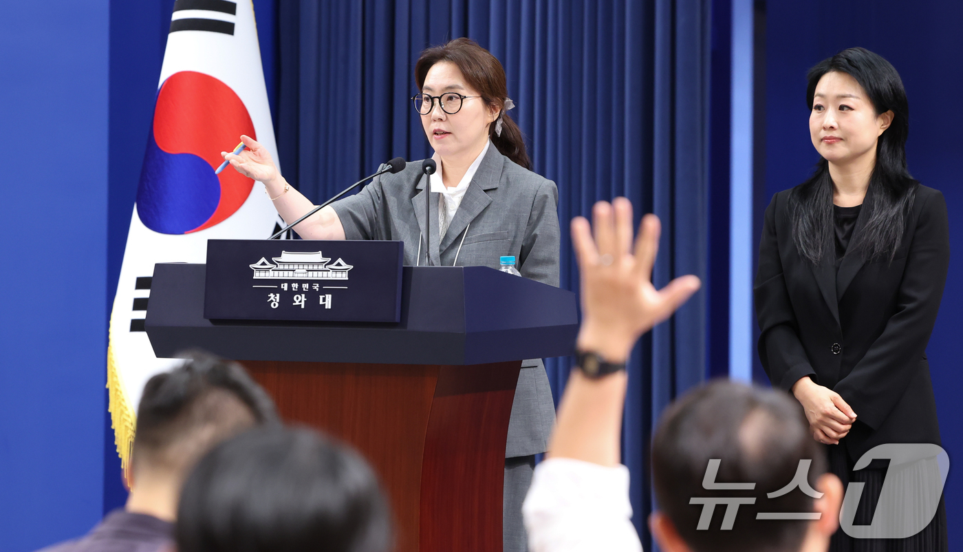(서울=뉴스1) 허경 기자 = 강유정 대변인이 24일 청와대 춘추관에서 특별감찰관 지명 관련 브리핑을 마친 뒤 취재진의 질의를 받고 있다. 2026.8.24/뉴스1