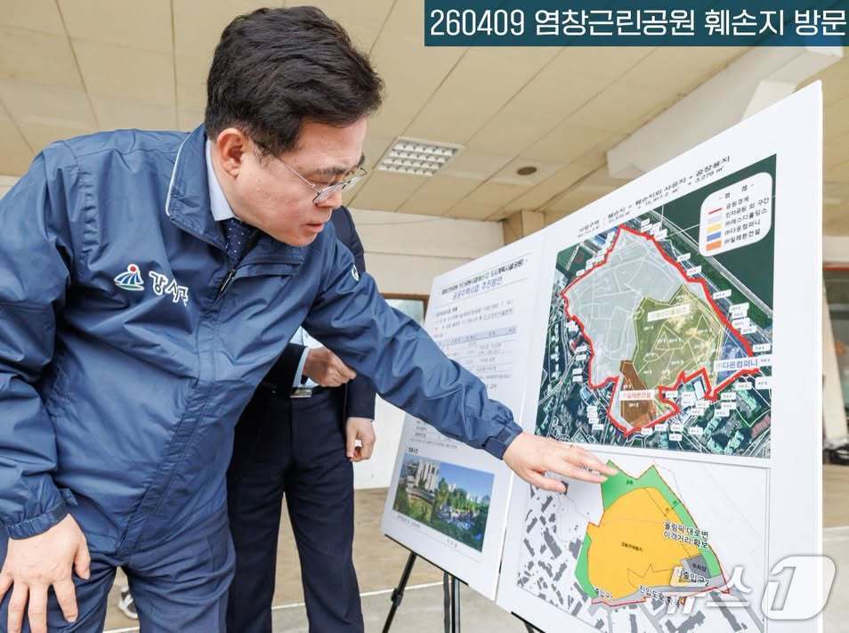 본문 이미지 - 진교훈 서울 강서구청장이 공공주택지구로 선정된 염창공원 일대를 점검하고 있다.(진교훈 구청장 페이스북)