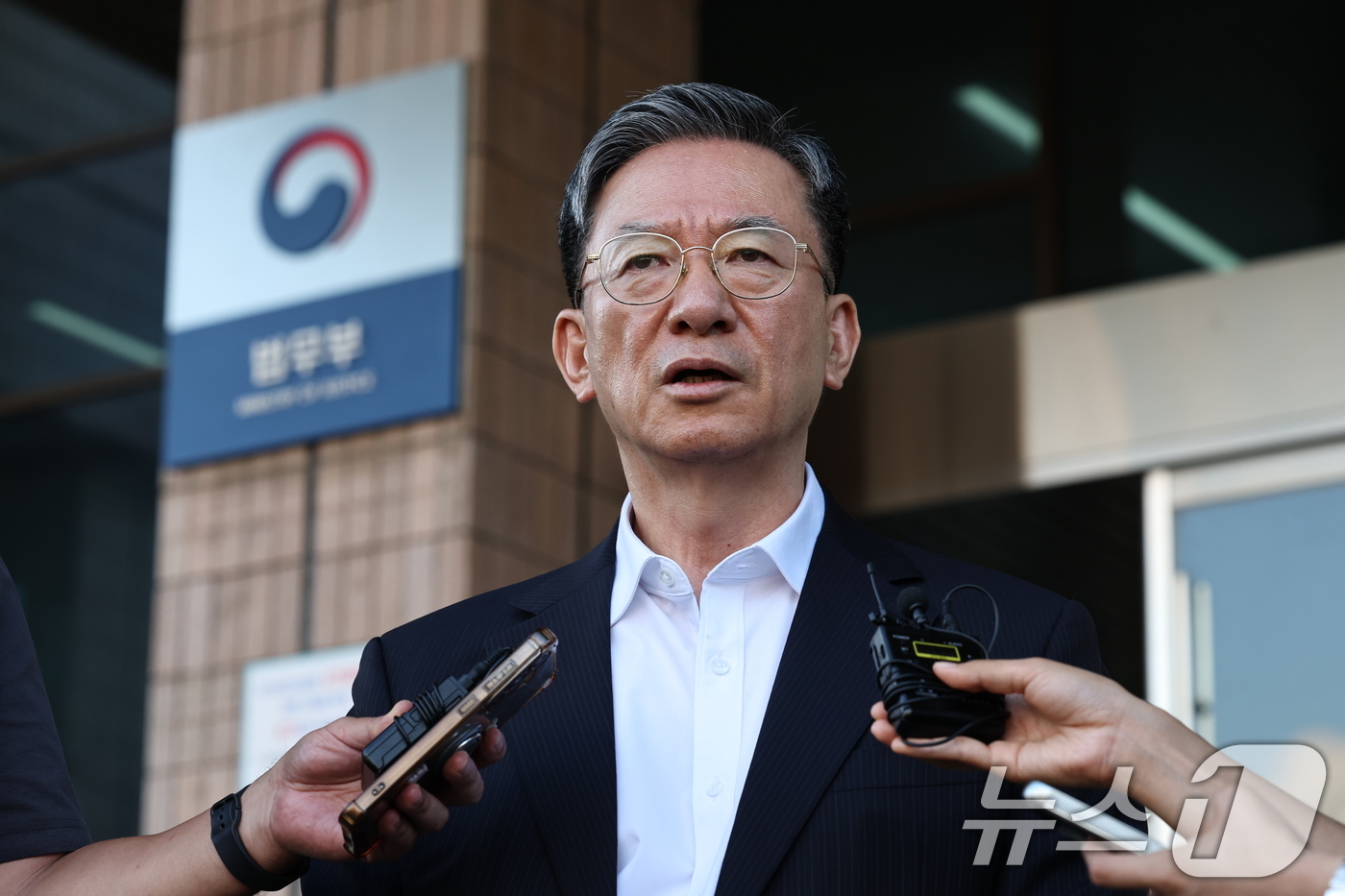 (과천=뉴스1) 이종수 기자 = 정성호 법무부 장관이 24일 오후 경기 정부과천청사 법무부 청사를 나서며 취채진 질문에 답변하고 있다.정 장관은 이날 이재명 대통령이 사의를 수리하 …