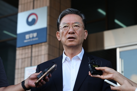 법무부 청사 나서는 '사의 수리' 정성호 장관
