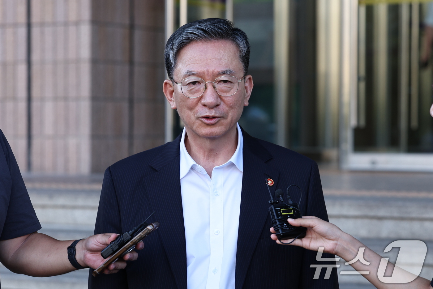 (과천=뉴스1) 이종수 기자 = 정성호 법무부 장관이 24일 오후 경기 정부과천청사 법무부 청사를 나서며 취채진 질문에 답변하고 있다.정 장관은 이날 이재명 대통령이 사의를 수리하 …