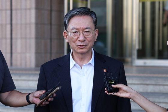 퇴근하는 '사의 수리' 정성호 장관