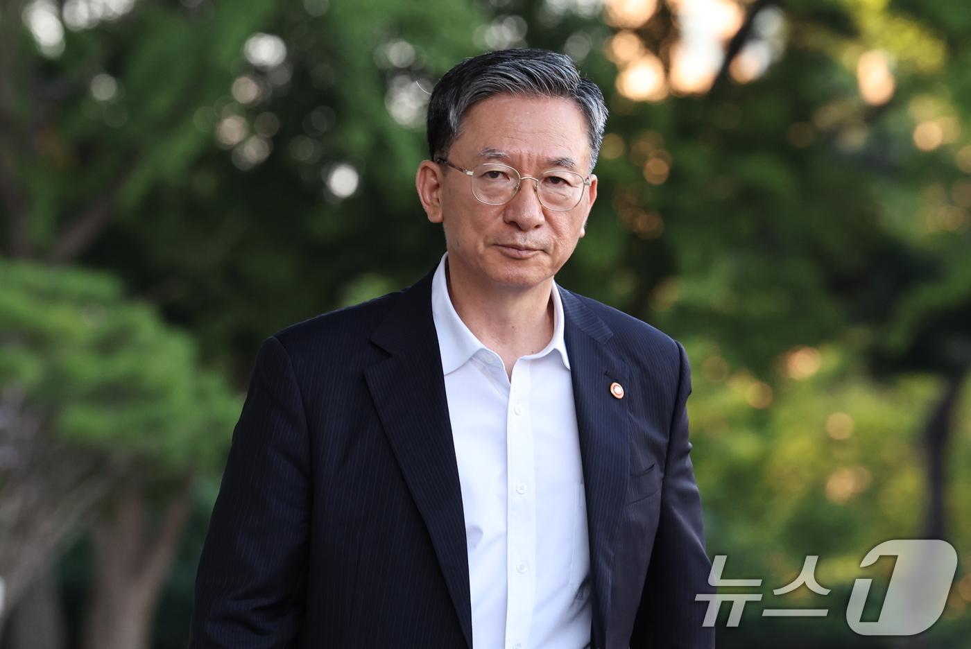 (과천=뉴스1) 이종수 기자 = 정성호 법무부 장관이 24일 오후 경기 정부과천청사 법무부 청사를 나서고 있다. 정 장관은 이날 이재명 대통령이 사의를 수리하면서 취임 약 1년 1 …