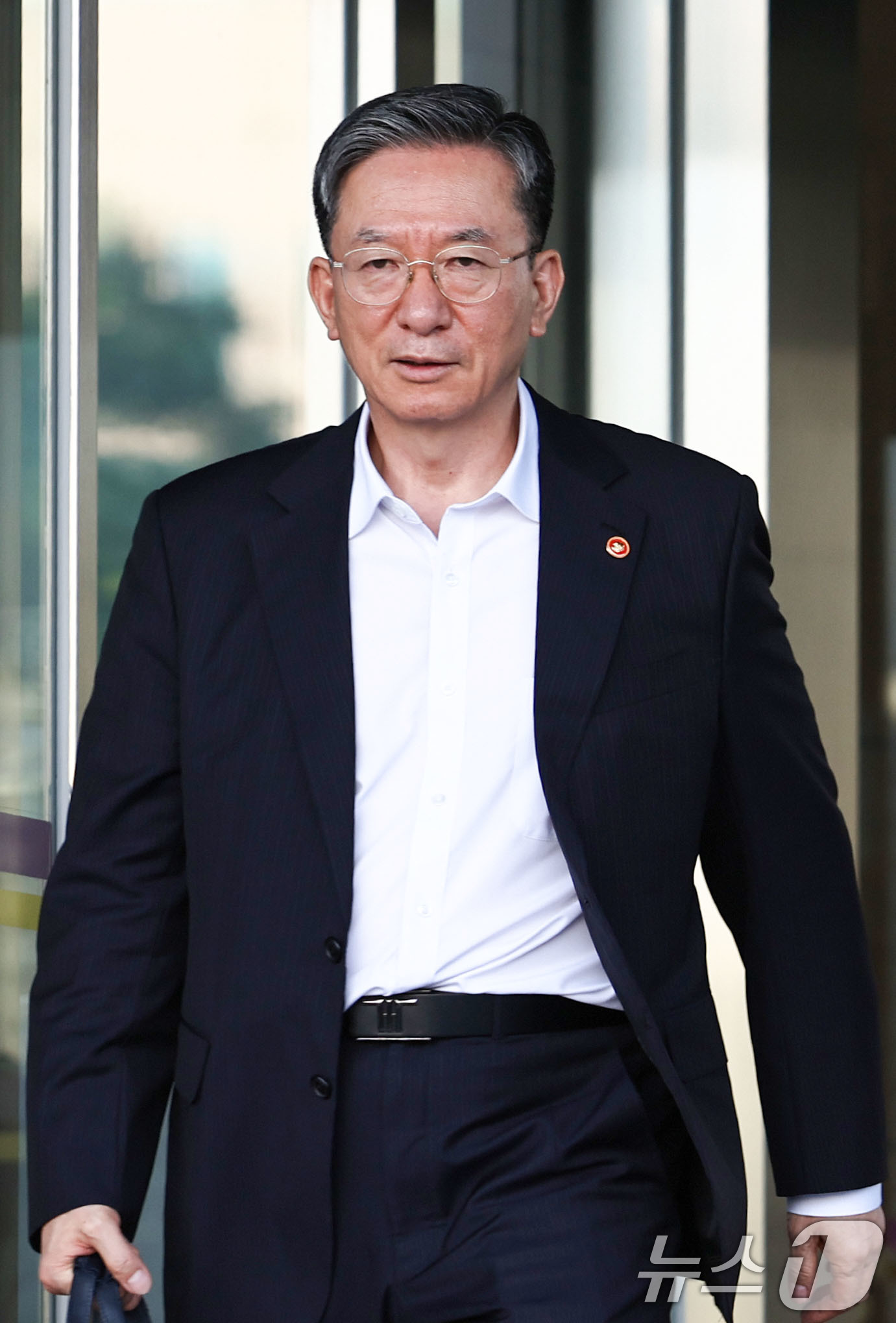 (과천=뉴스1) 이종수 기자 = 정성호 법무부 장관이 24일 경기 과천시 정부과천청사 법무부를 나서고 있다. 정 장관은 이날 이재명 대통령이 사의를 수리하면서 취임 약 1년 1개월 …