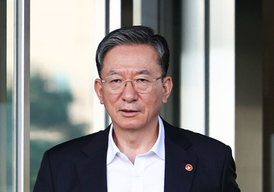 '사의 수리' 법무부 청사 나서는 정성호 장관