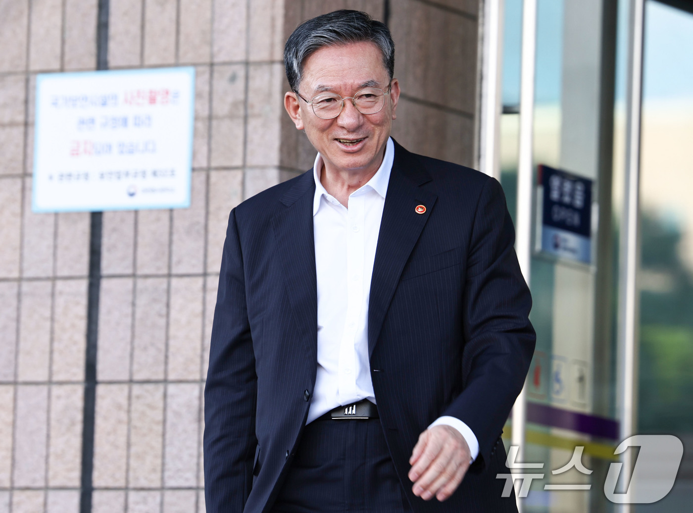 (과천=뉴스1) 이종수 기자 = 정성호 법무부 장관이 24일 경기 과천시 정부과천청사 법무부를 나서고 있다. 정 장관은 이날 이재명 대통령이 사의를 수리하면서 취임 약 1년 1개월 …