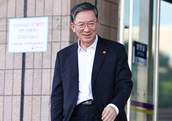 법무부 청사 나서는 정성호 장관