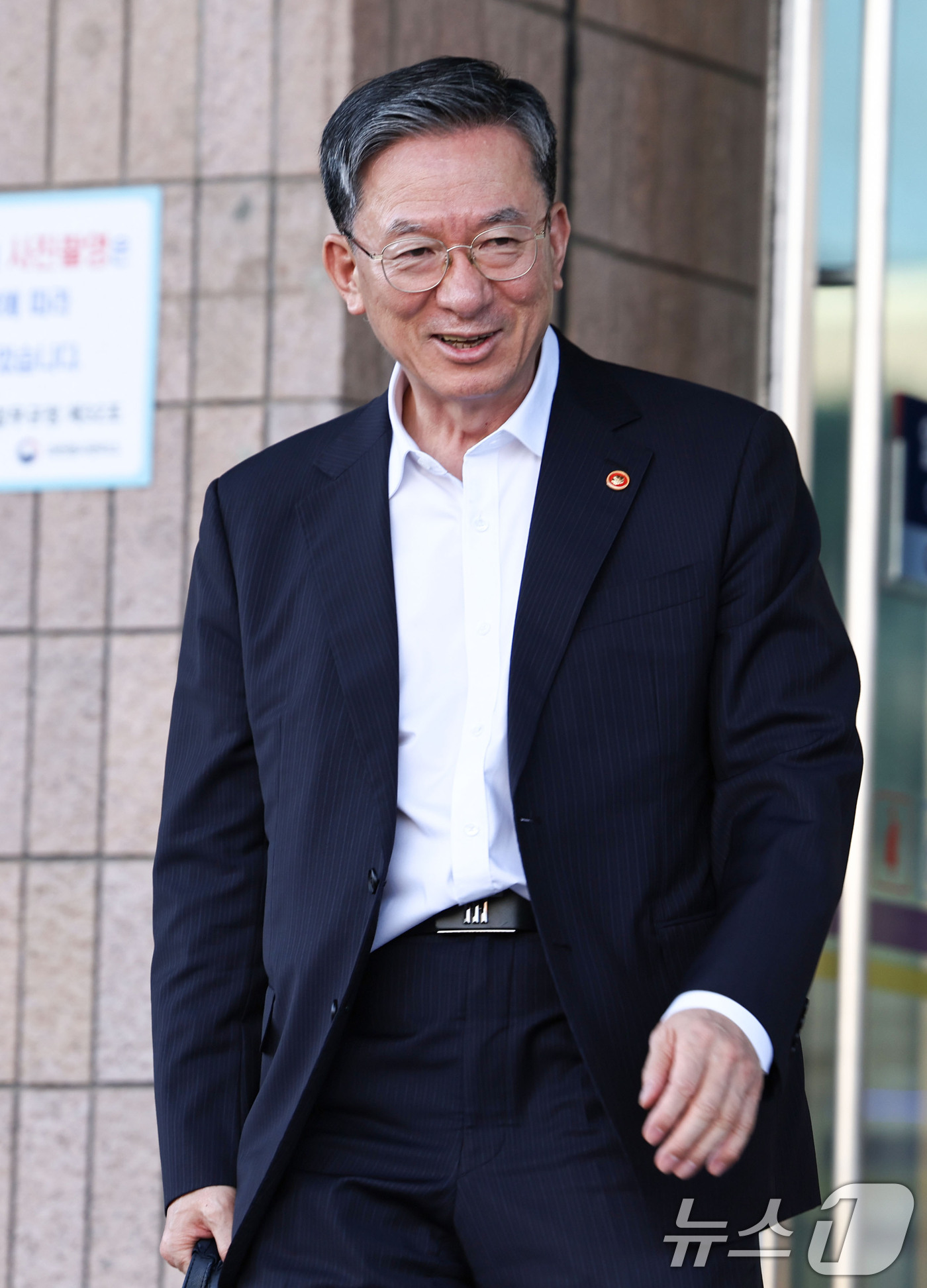 (과천=뉴스1) 이종수 기자 = 정성호 법무부 장관이 24일 경기 과천시 정부과천청사 법무부를 나서고 있다. 정 장관은 이날 이재명 대통령이 사의를 수리하면서 취임 약 1년 1개월 …
