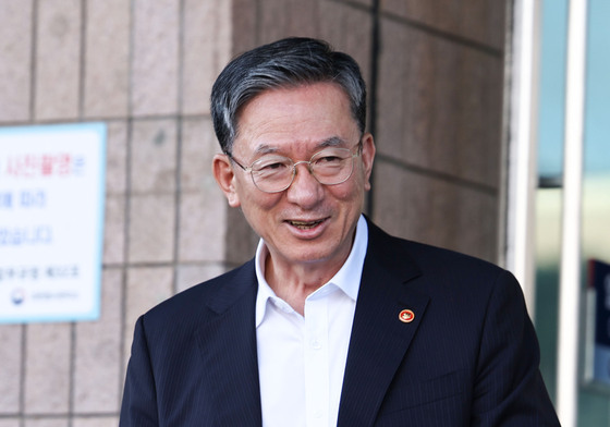 '사의 수리' 법무부 청사 나서는 정성호 장관
