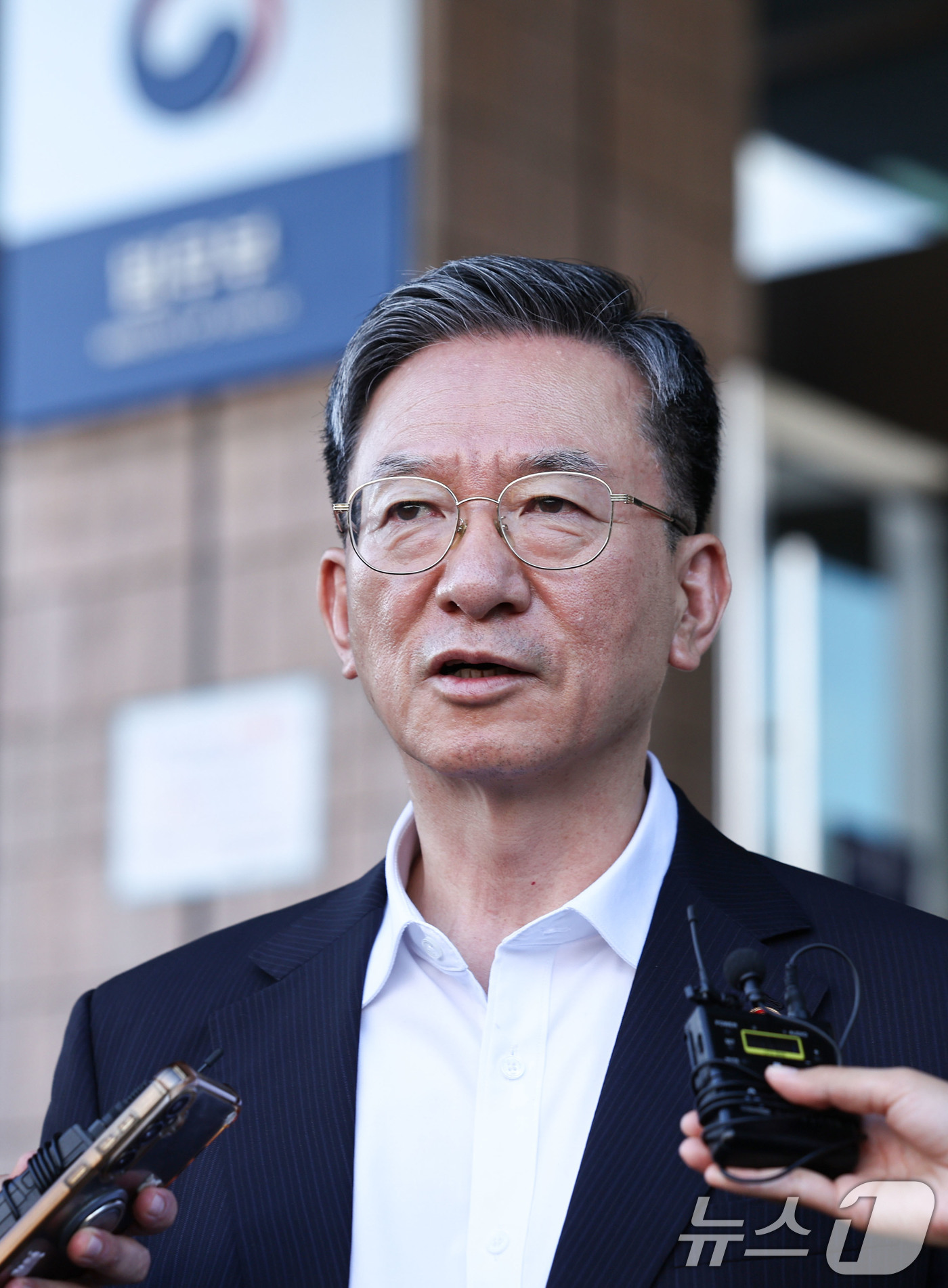 (과천=뉴스1) 이종수 기자 = 정성호 법무부 장관이 24일 경기 과천시 정부과천청사 법무부를 나서며 취재진 질문에 답하고 있다. 정 장관은 이날 이재명 대통령이 사의를 수리하면서 …