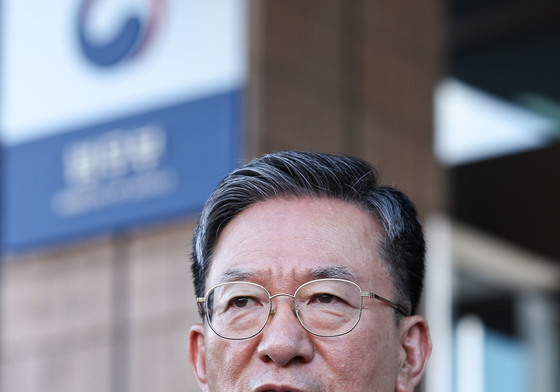 취재진 질문에 답하는 정성호 법무부 장관