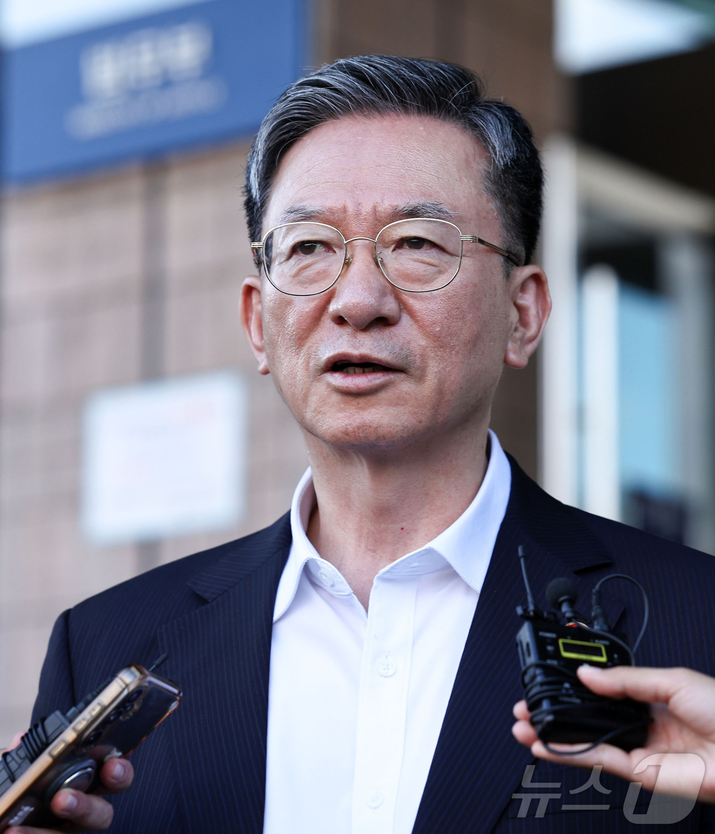 (과천=뉴스1) 이종수 기자 = 정성호 법무부 장관이 24일 경기 과천시 정부과천청사 법무부를 나서며 취재진 질문에 답하고 있다. 정 장관은 이날 이재명 대통령이 사의를 수리하면서 …