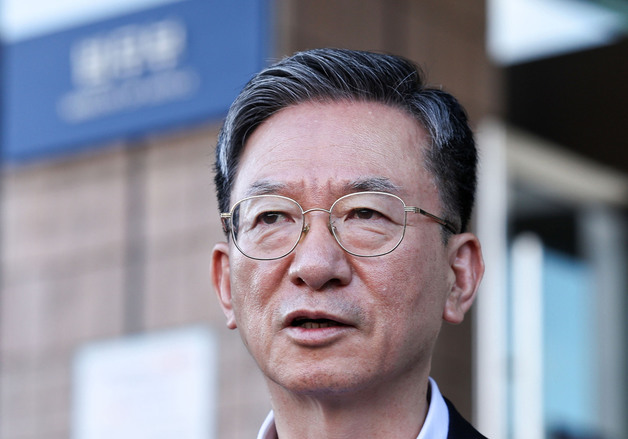 취재진 질문에 답하는 정성호 법무부 장관