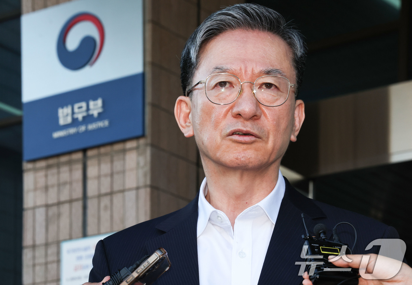 (과천=뉴스1) 이종수 기자 = 정성호 법무부 장관이 24일 경기 과천시 정부과천청사 법무부를 나서며 취재진 질문에 답하고 있다. 정 장관은 이날 이재명 대통령이 사의를 수리하면서 …