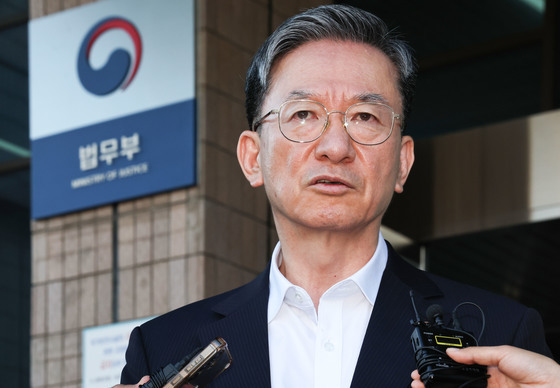 취재진 질문에 답하는 정성호 법무부 장관