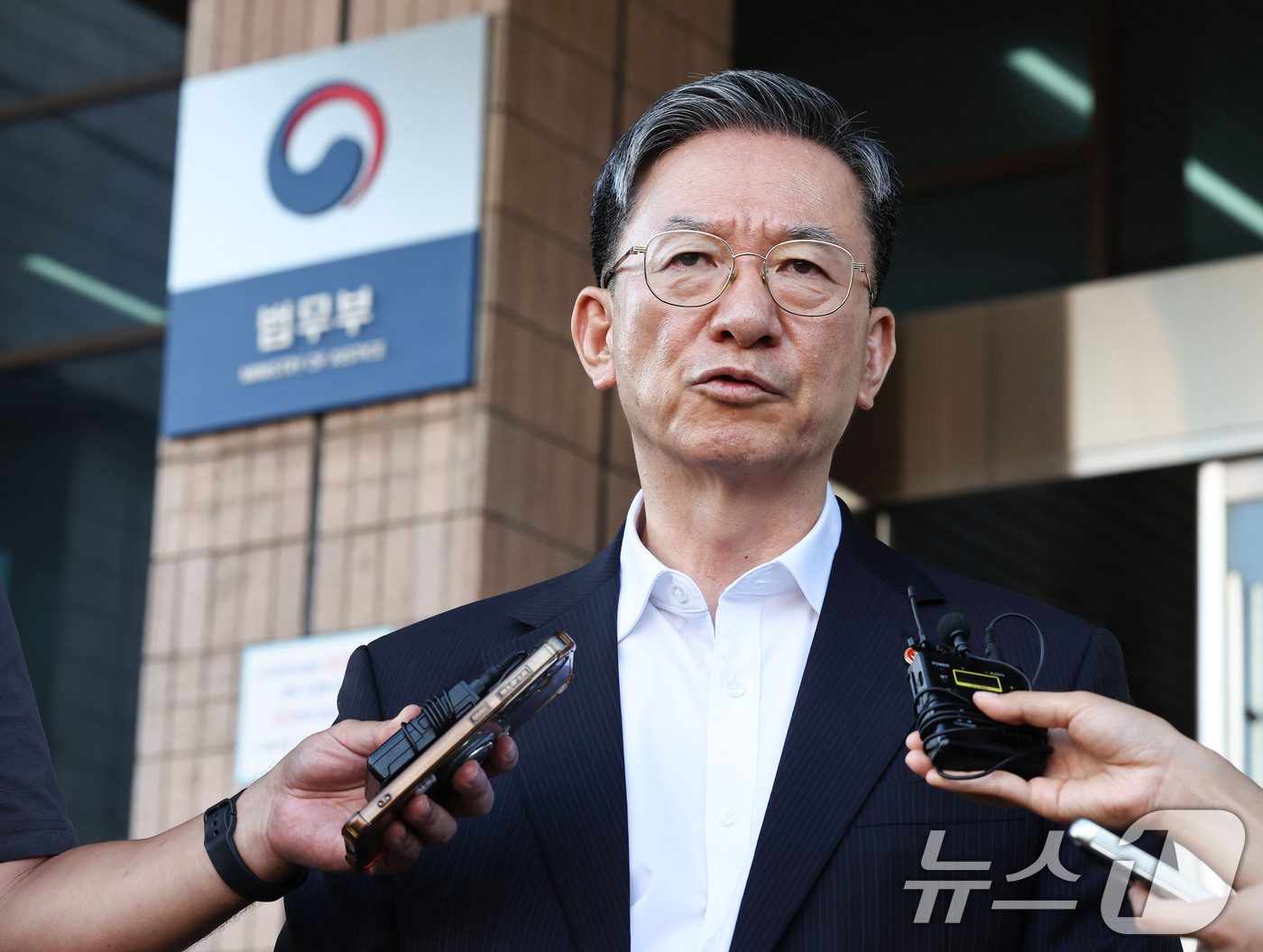 (과천=뉴스1) 이종수 기자 = 정성호 법무부 장관이 24일 경기 과천시 정부과천청사 법무부를 나서며 취재진 질문에 답하고 있다. 정 장관은 이날 이재명 대통령이 사의를 수리하면서 …