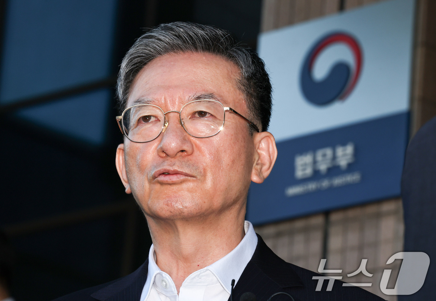 (과천=뉴스1) 이종수 기자 = 정성호 법무부 장관이 24일 경기 과천시 정부과천청사 법무부를 나서며 취재진 질문에 답하고 있다. 정 장관은 이날 이재명 대통령이 사의를 수리하면서 …