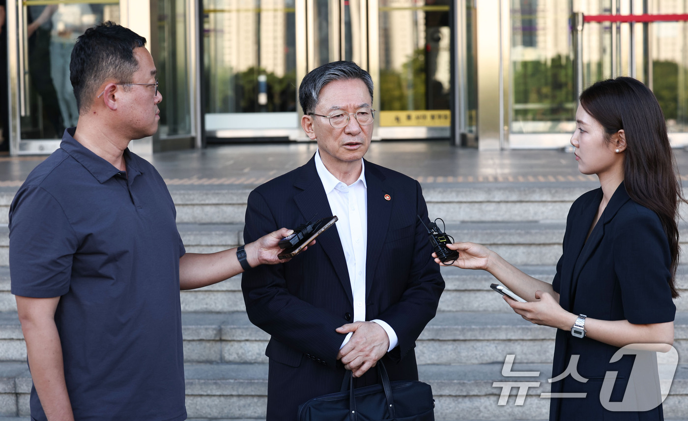 (과천=뉴스1) 이종수 기자 = 정성호 법무부 장관이 24일 경기 과천시 정부과천청사 법무부를 나서며 취재진 질문에 답하고 있다. 정 장관은 이날 이재명 대통령이 사의를 수리하면서 …