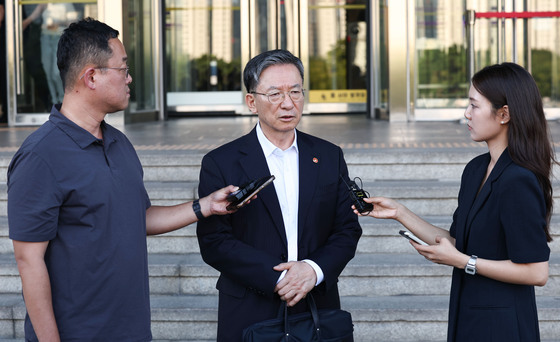입장 밝히는 정성호 장관