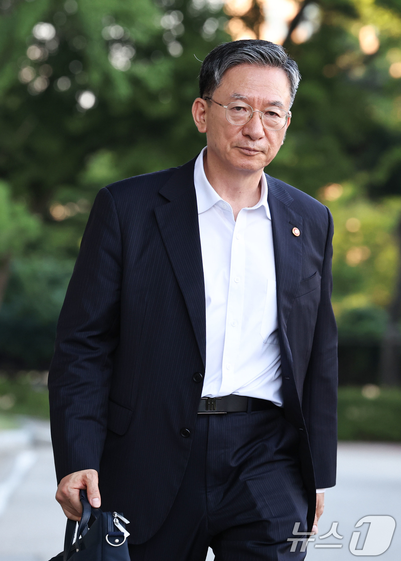 (과천=뉴스1) 이종수 기자 = 정성호 법무부 장관이 24일 경기 과천시 정부과천청사 법무부를 나서고 있다. 정 장관은 이날 이재명 대통령이 사의를 수리하면서 취임 약 1년 1개월 …