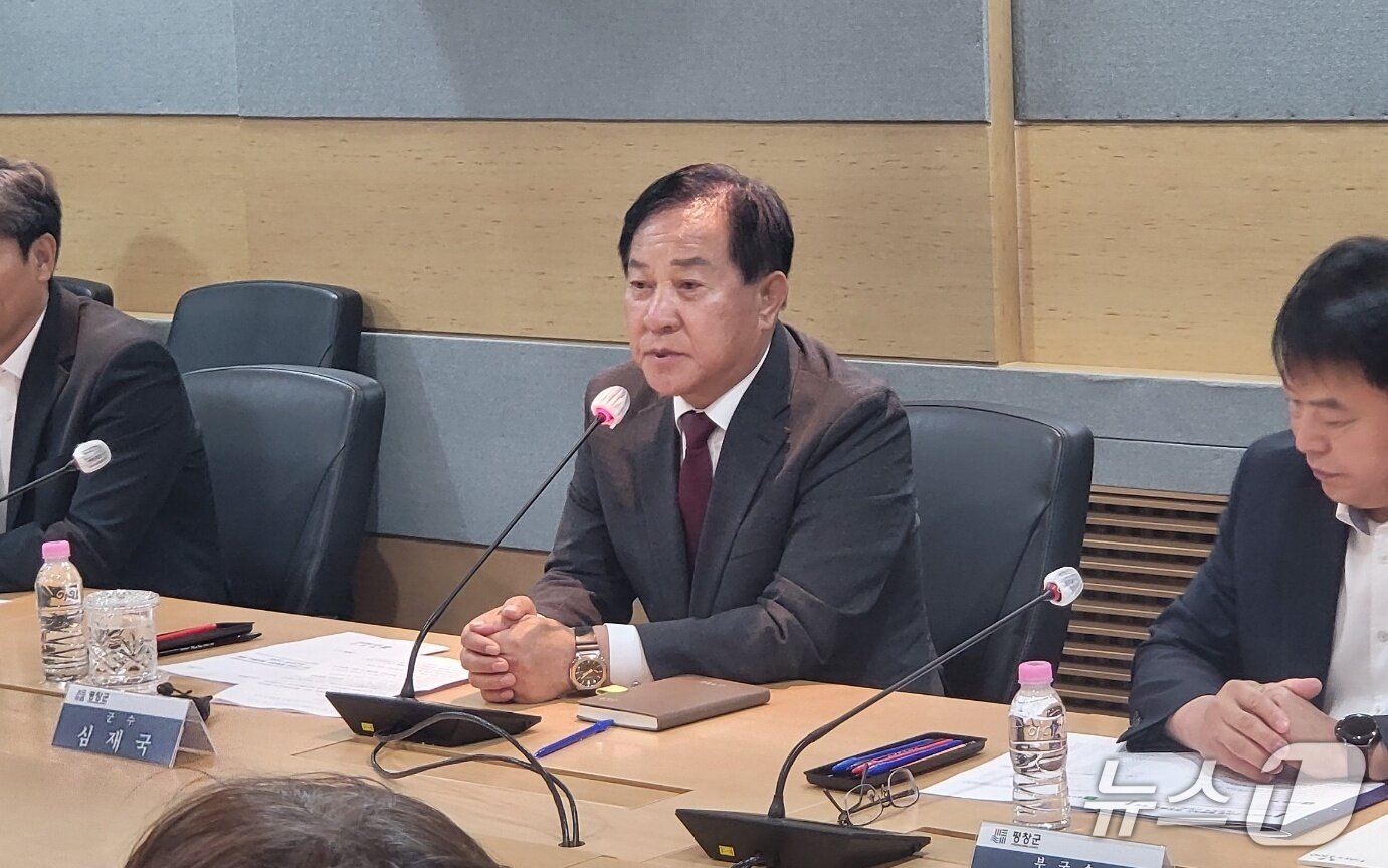 본문 이미지 - 심재국 강원 평창군수가 최근 군청에서 연 농업계 관계자들과 간담회를 통해 정책 사업에 대해 발언하고 있다. (뉴스1 DB)