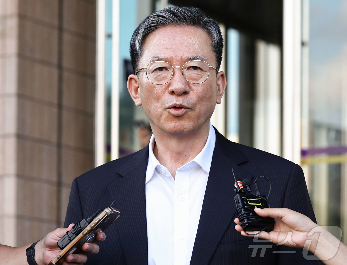 (과천=뉴스1) 이종수 기자 = 정성호 법무부 장관이 24일 경기 과천시 정부과천청사 법무부를 나서며 취재진 질문에 답하고 있다. 정 장관은 이날 이재명 대통령이 사의를 수리하면서 …