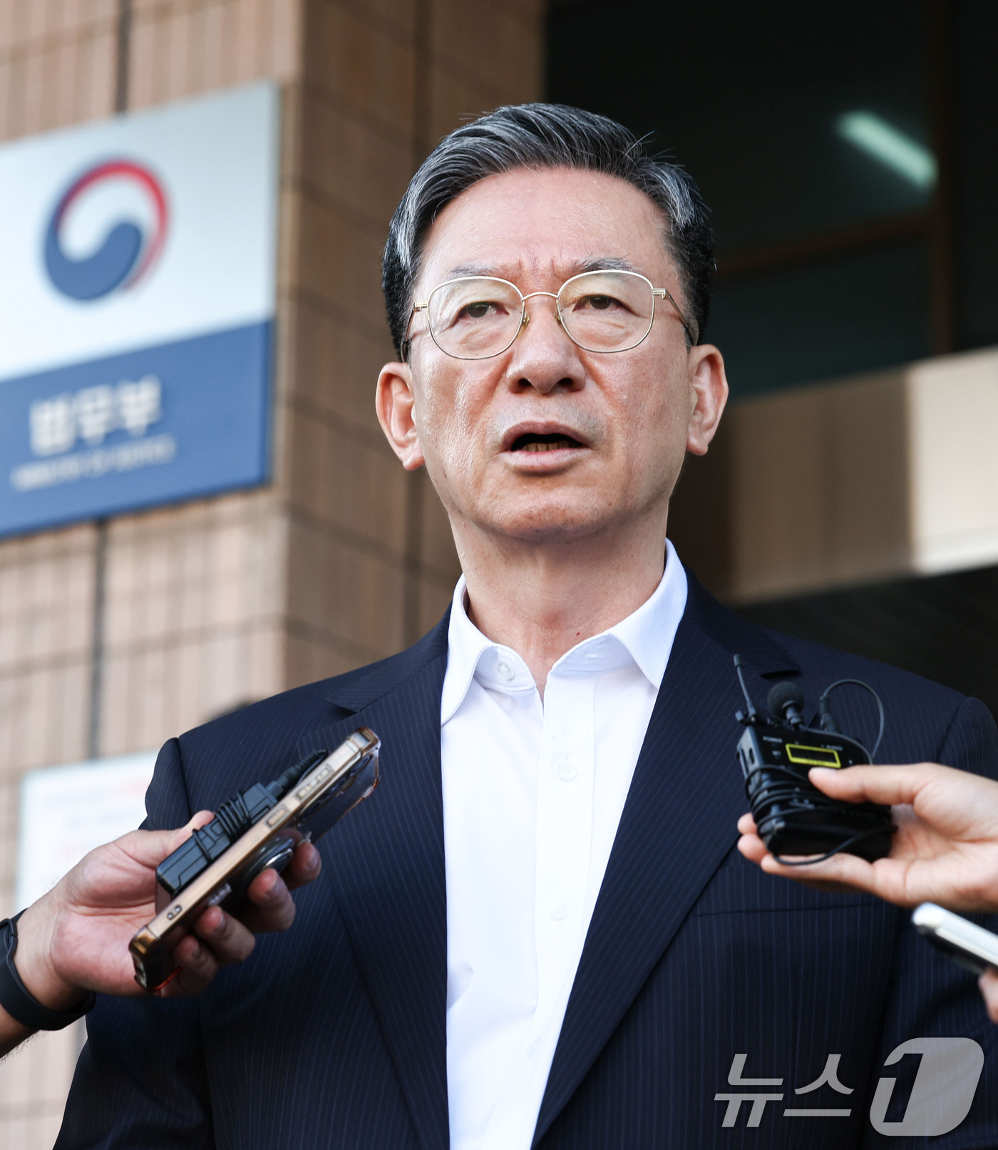 (과천=뉴스1) 이종수 기자 = 정성호 법무부 장관이 24일 경기 과천시 정부과천청사 법무부를 나서며 취재진 질문에 답하고 있다. 정 장관은 이날 이재명 대통령이 사의를 수리하면서 …